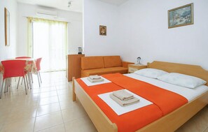 Ein Hotelzimmer mit Bett, Schreibtisch, Stuhl und einem Gemälde an der Wand.