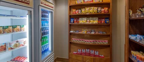 Una sección de alimentos congelados con una variedad de aperitivos y bebidas.