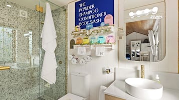 Deluxe Suite, Balcony, Valley View | Bathroom | Shower, free toiletries, hair dryer, towels