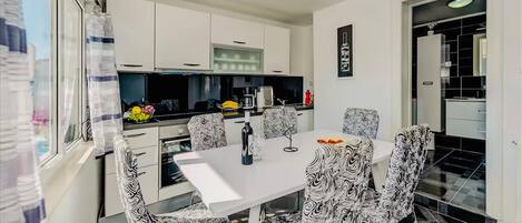 Coffee/tea maker, fridge, oven, stovetop