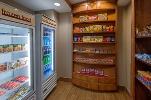 Un reparto di surgelati con diversi snack e bevande.