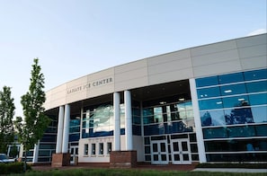 Un edificio moderno con un letrero que dice 'LAHAYE ICE CENTER' y una taquilla.