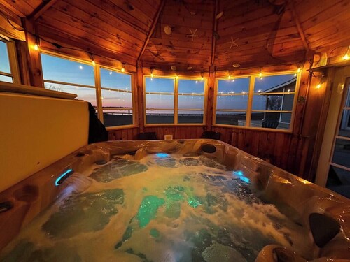 The Blue Buoy by MemoryMakerCottages with Hot-tub!