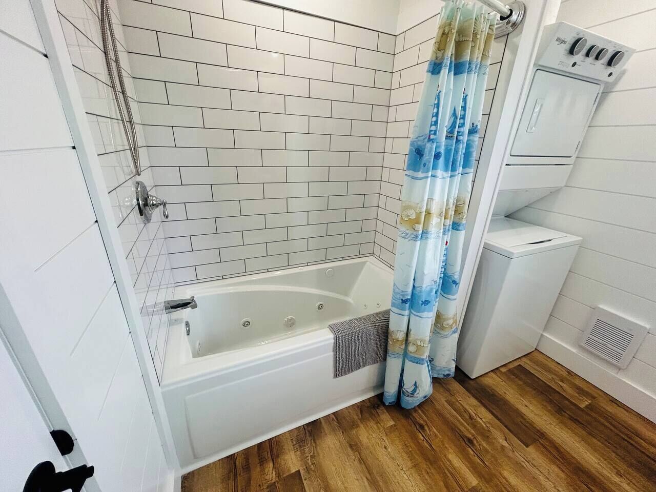 Toallas, jabón, shampoo, papel de baño 