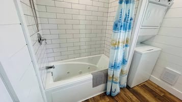Toallas, jabón, shampoo, papel de baño