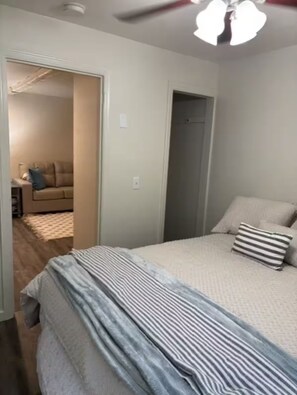 1 bedroom, WiFi, bed sheets - Clay Street Retreat Entire home in Clinton, Illinois (Clinton)
