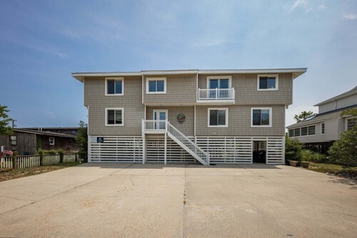 9BR Sandbridge beach home with pool, hot tub, and game room