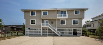 9BR Sandbridge beach home with pool, hot tub, and game room