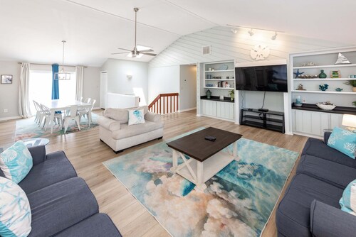 9BR Sandbridge beach home with pool, hot tub, and game room