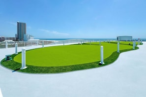 Un bâtiment moderne doté d’un chemin sinueux et d’une pelouse verdoyante.