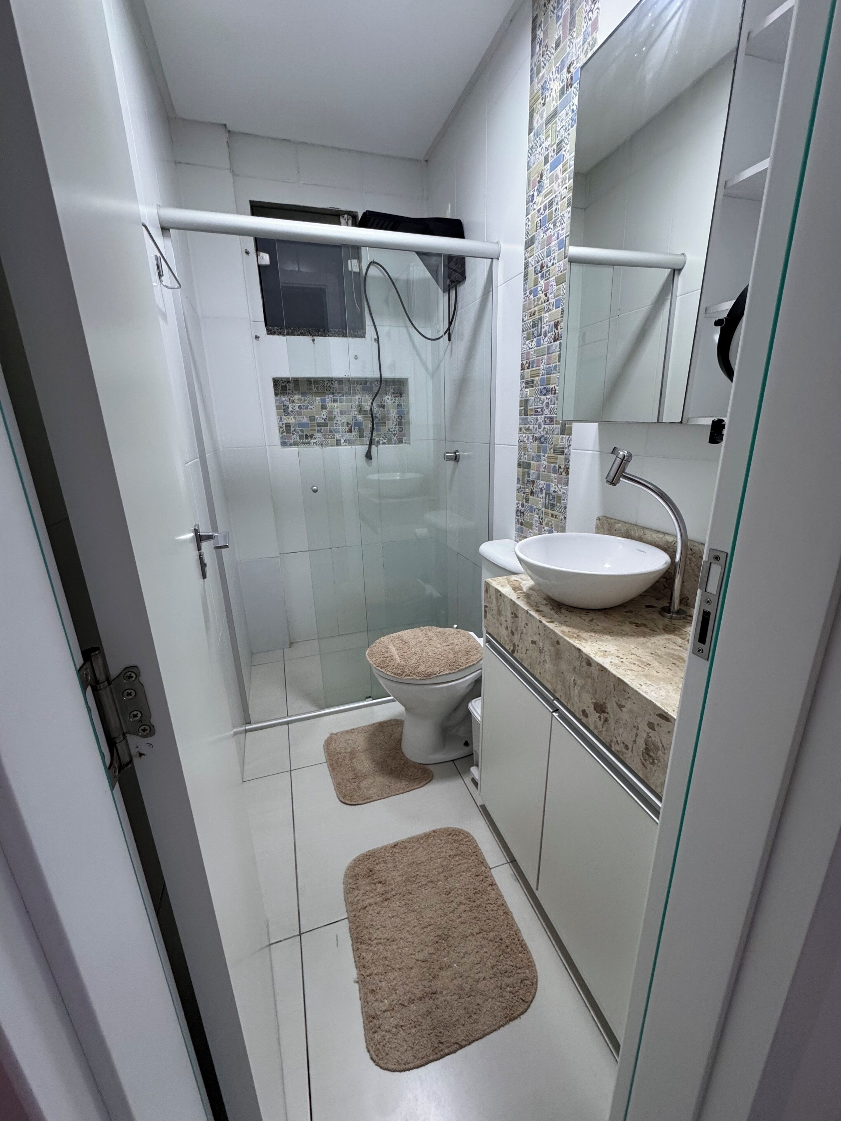 Deluxe-Doppelzimmer | Badezimmer | Dusche, Handtücher, Toilettenpapier