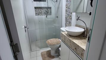Deluxe-Doppelzimmer | Badezimmer | Dusche, Handtücher, Toilettenpapier