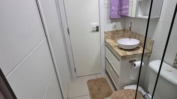 Departamento Deluxe, patio, vista al mar | Baño | Regadera, toallas, papel de baño