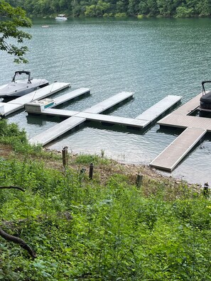 Ein ruhiger See mit Holzstegen, die sich ins Wasser erstrecken.