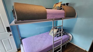 Tabla de planchar con plancha, cuna de viaje, ropa de cama