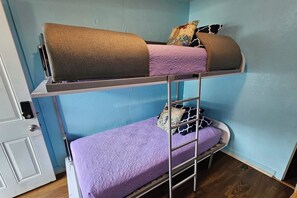 Tabla de planchar con plancha, cuna de viaje, ropa de cama