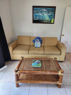 A room with a sofa and a wooden coffee table. - Private Haiku Stay • Full Kitchen + Parking (Haiku-Pauwela)