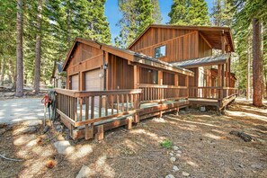 Eine Holzhütte mit einer überdachten Veranda und einer Garage.