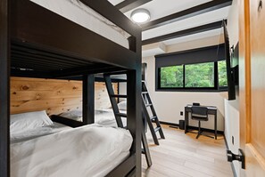 Escritorio, tabla de planchar con plancha, cuna de viaje y wifi gratis 