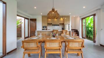 Deluxe-villa - 3 soveværelser - privat pool - udsigt til have | Spiseområde