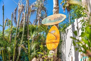 Surffilauta, jossa on logo, ja kyltti, jossa on surffarin kuva.