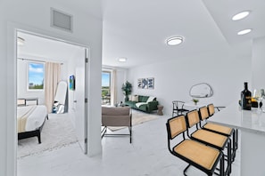 1 bedroom, iron/ironing board, free WiFi, bed sheets - Hollywood Beach Penthouse Condo with Pool & Gym (Hollywood)
