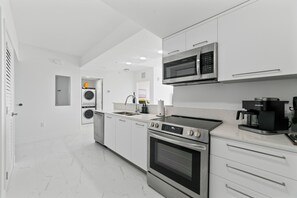 Coffee/tea maker, fridge, microwave, oven - Hollywood Beach Penthouse Condo with Pool & Gym (Hollywood)