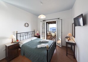 Room - Reggina's Apartments (Syros)
