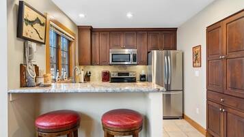 Coffee/tea maker, fridge, microwave, oven