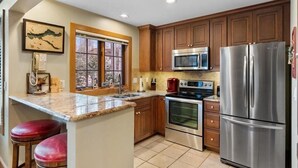 Coffee/tea maker, fridge, microwave, oven - Slopeside Boyne Mountain Retreat (Boyne Falls)