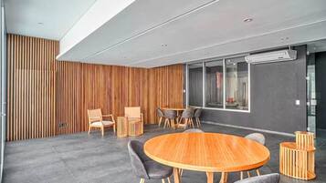 Junior Apartment, Pool View | Dining