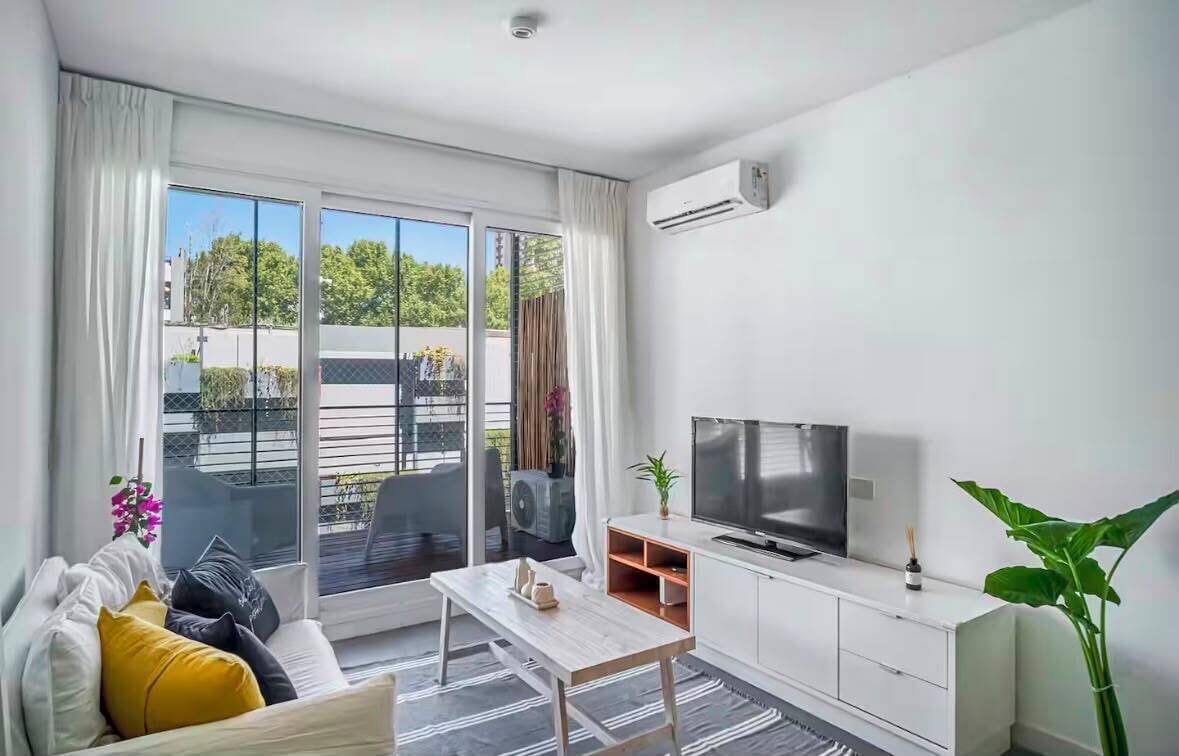 Apartament superior, vistes a la piscina | Sala d'estar | Televisor intel·ligent de 40 polzades amb canals digitals 