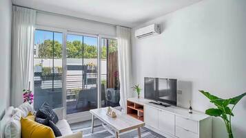 Apartament superior, vistes a la piscina | Sala d'estar | Televisor intel·ligent de 40 polzades amb canals digitals