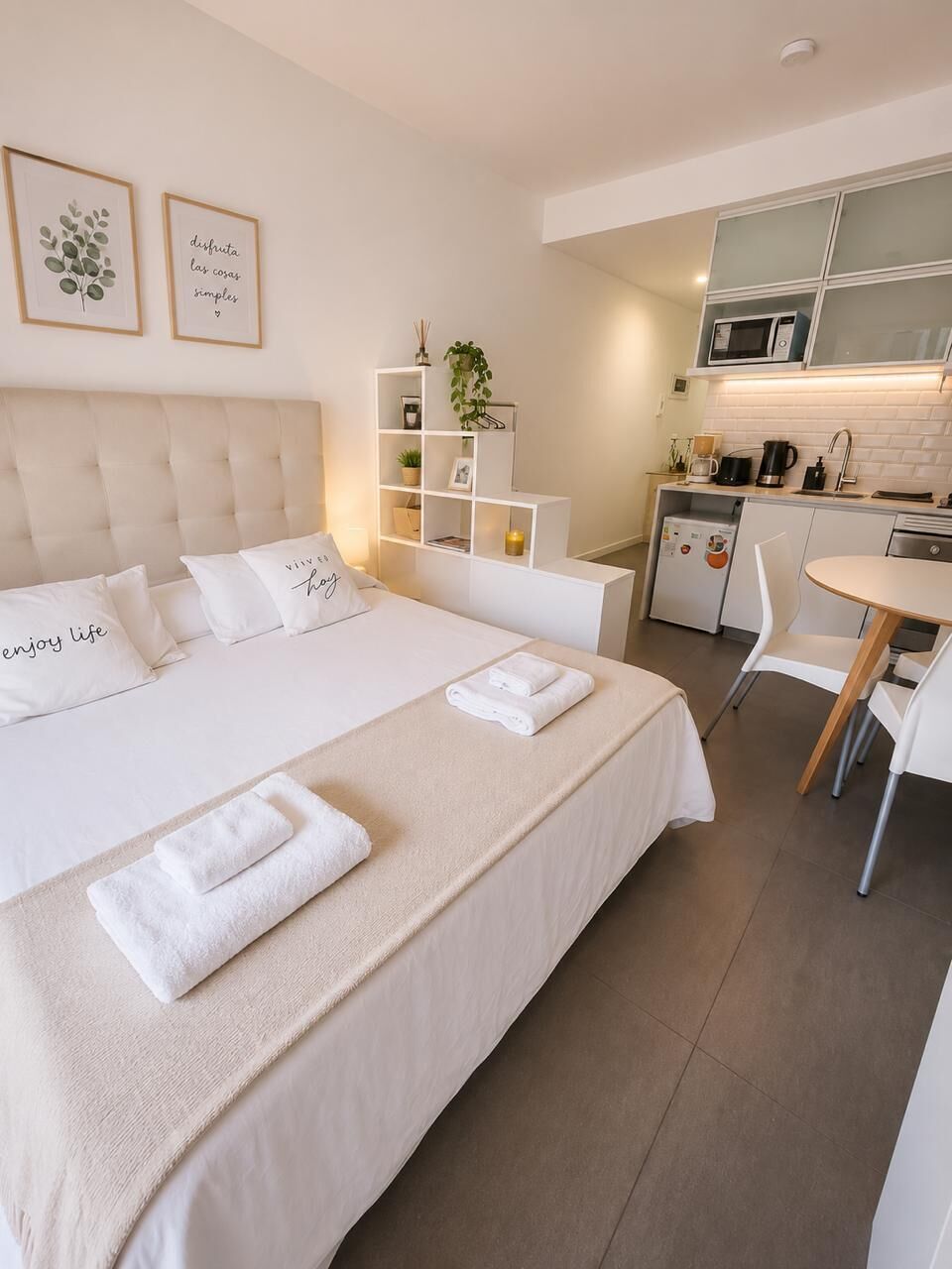 Junior appartement, uitzicht op zwembad | Een strijkplank/strijkijzer, gratis wifi, individueel gedecoreerd