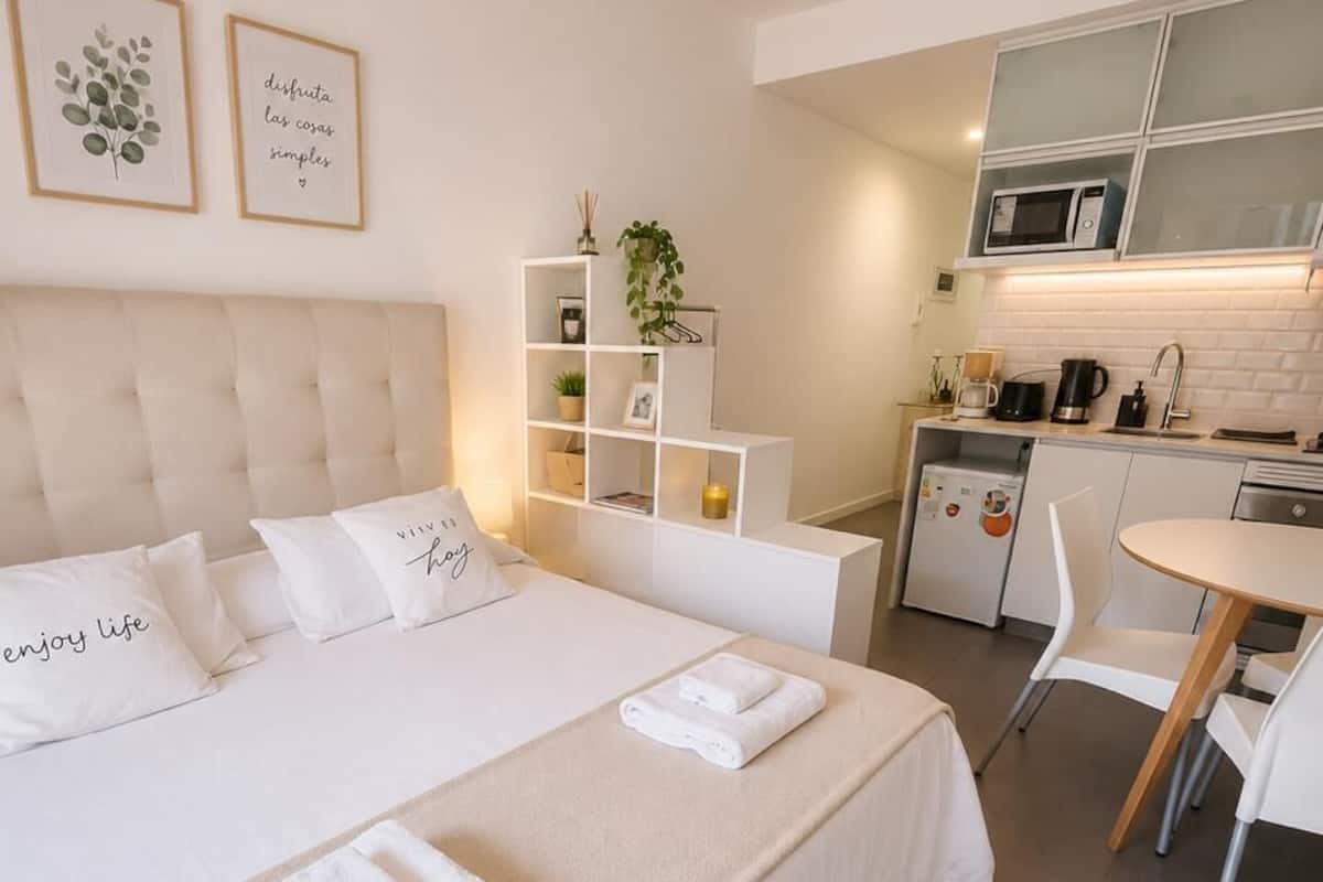 Junior-Apartment, Poolblick | Bügeleisen/Bügelbrett, kostenloses WLAN, individuell dekoriert
