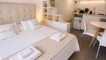 Junior appartement, uitzicht op zwembad | Een strijkplank/strijkijzer, gratis wifi, individueel gedecoreerd