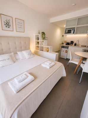 Junior-Apartment, Poolblick | Bügeleisen/Bügelbrett, kostenloses WLAN, individuell dekoriert