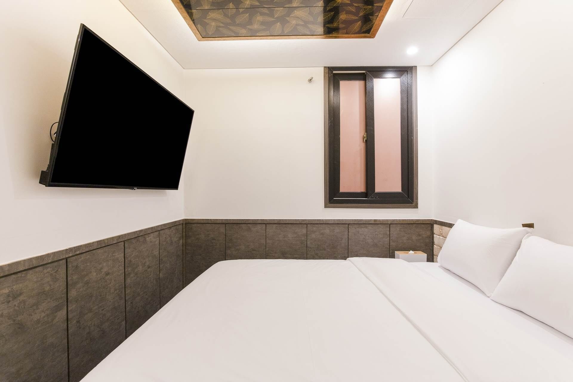 Habitación doble estándar, vista a la ciudad | Tabla de planchar con plancha, wifi gratis y decoración personalizada 