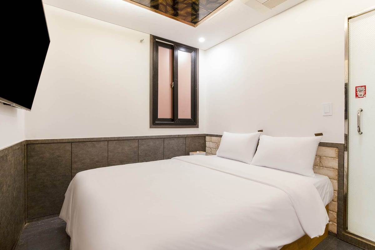 Chambre Double Standard, vue ville | Fer et planche à repasser, Wi-Fi gratuit, décoration personnalisée