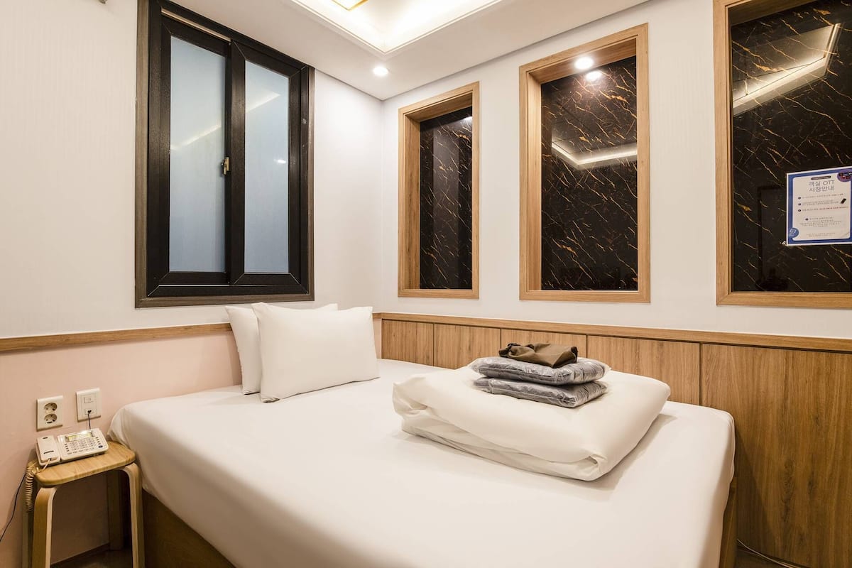 2PC Gaming Room | Fer et planche à repasser, Wi-Fi gratuit, décoration personnalisée