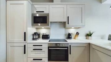 Coffee/tea maker, fridge, microwave, oven