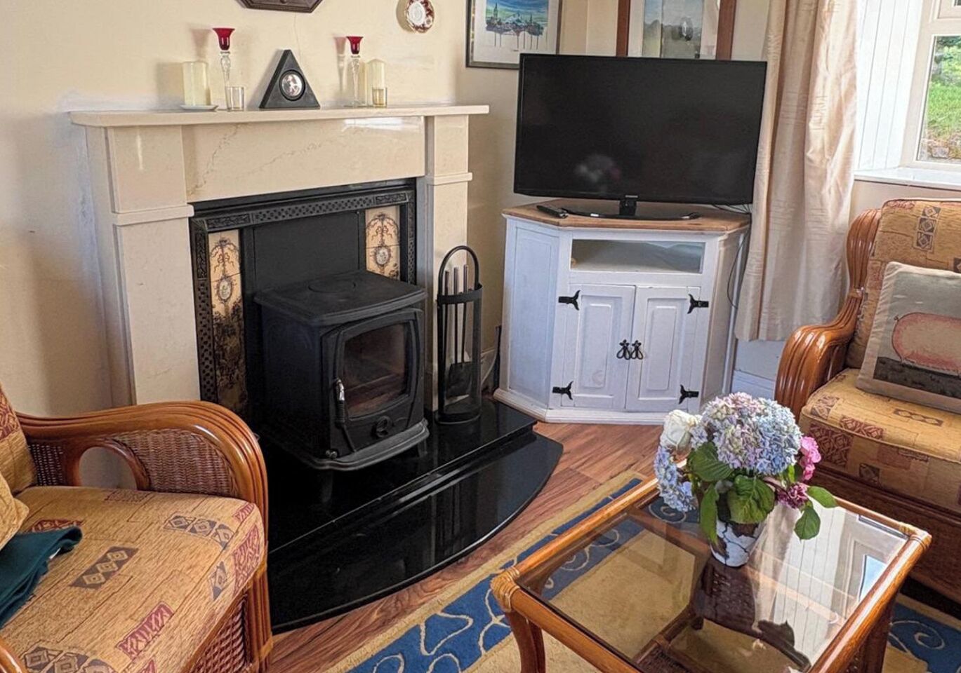 TV, fireplace