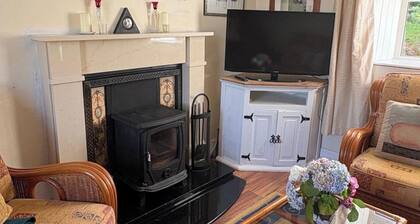 3-Bed House Sleeps 6 with Garden and Parking
