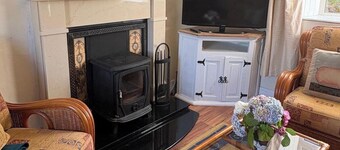 3-Bed House Sleeps 6 with Garden and Parking