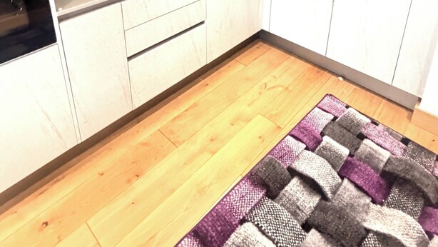 Een moderne keuken met een inbouwoven, een spoelbak en een koffiezetapparaat.