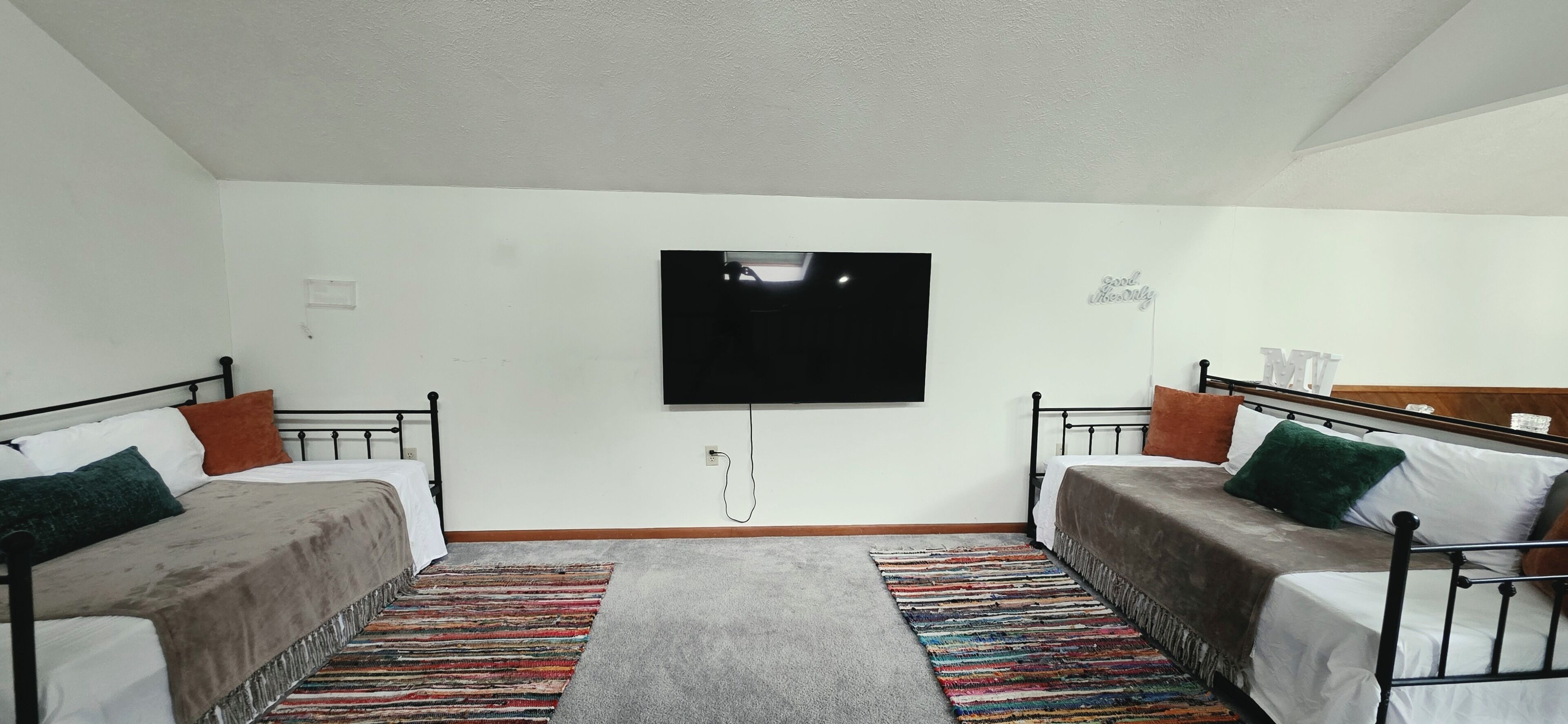 2 habitaciones, escritorio, tabla de planchar con plancha y wifi gratis 