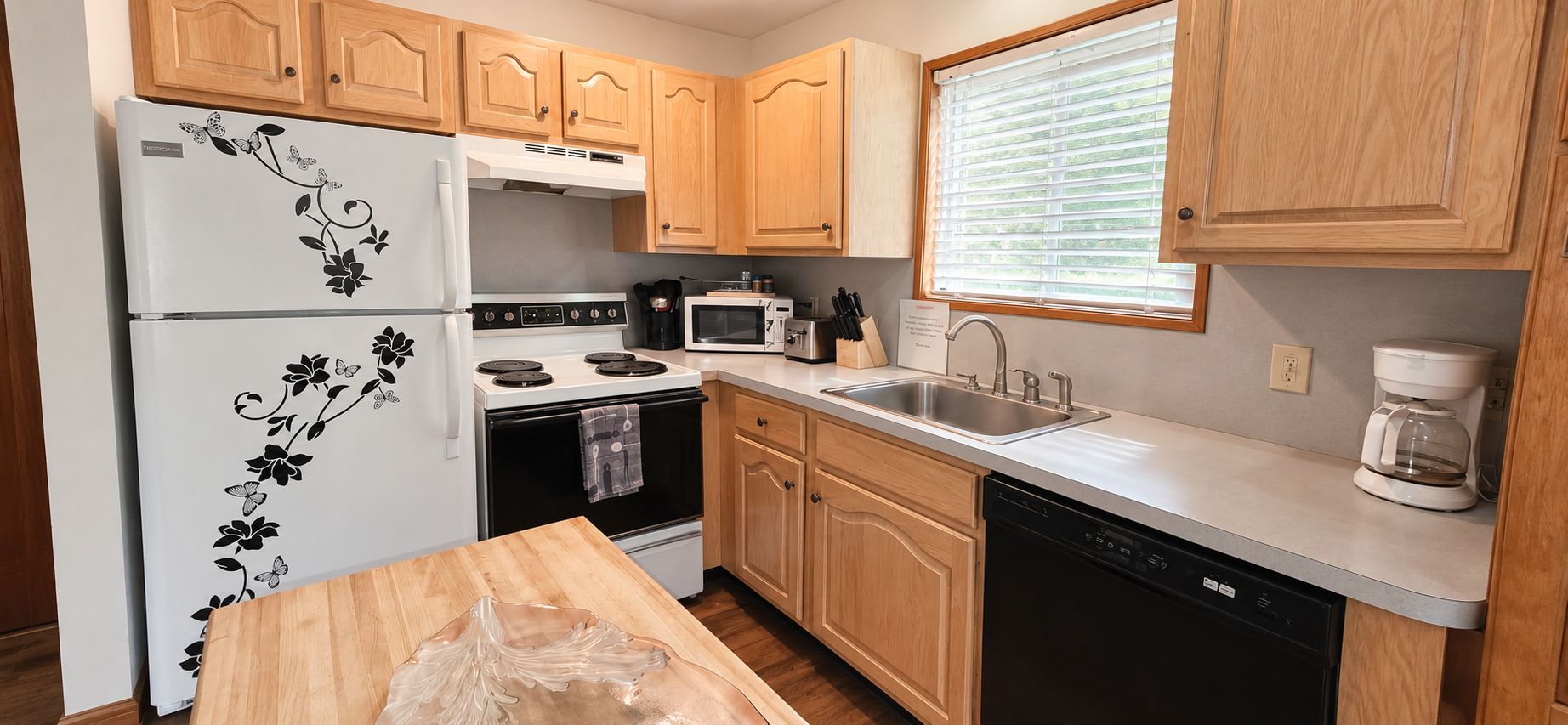 Coffee/tea maker, fridge, microwave, oven
