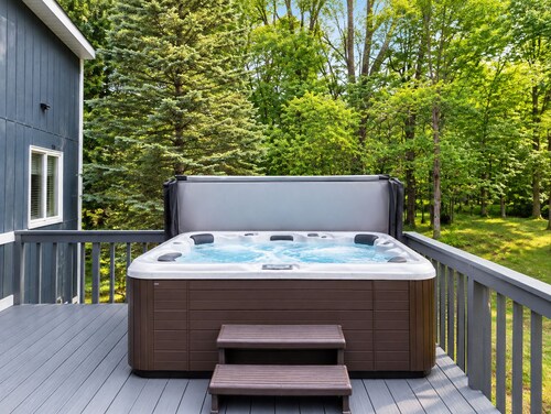 POCONO LAKES CABIN.POOLS.JACUZZI.KALAHARI.BEACHES.LAKES