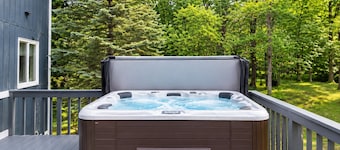 POCONO LAKES CABIN.POOLS.JACUZZI.KALAHARI.BEACHES.LAKES