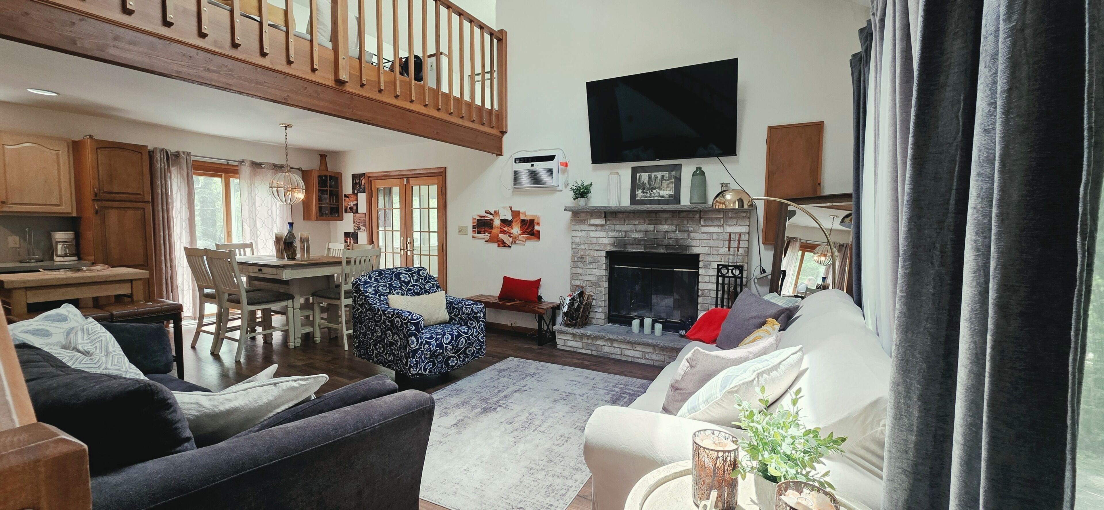 Smart TV, fireplace